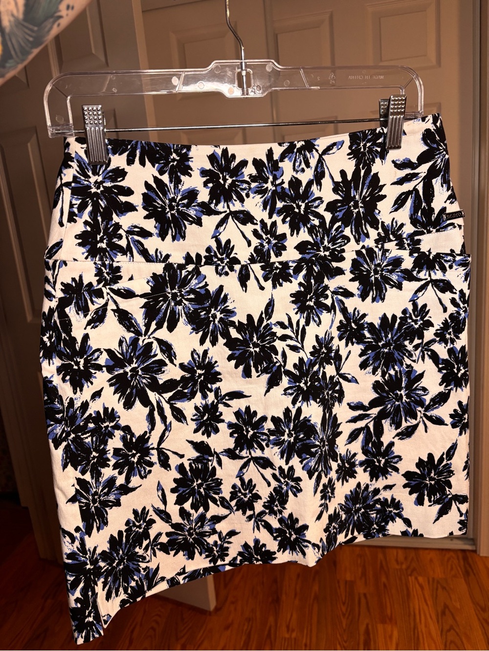 NWOT S.C. & CO. Floral Print Skort. Size small petite